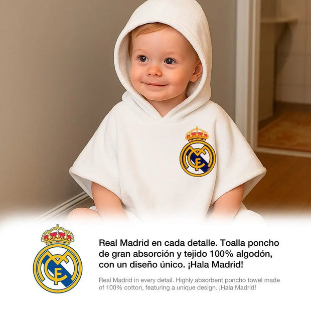 Kind trägt Real Madrid Poncho Handtuch mit Kapuze weiß
