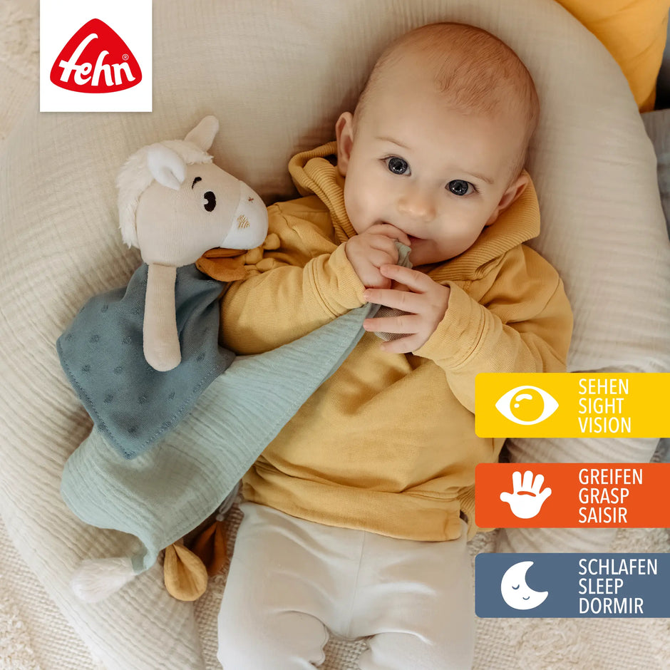 Baby spielt mit Schmusetuch Pferd – fördert Sehen, Greifen und Schlafen bei Neugeborenen