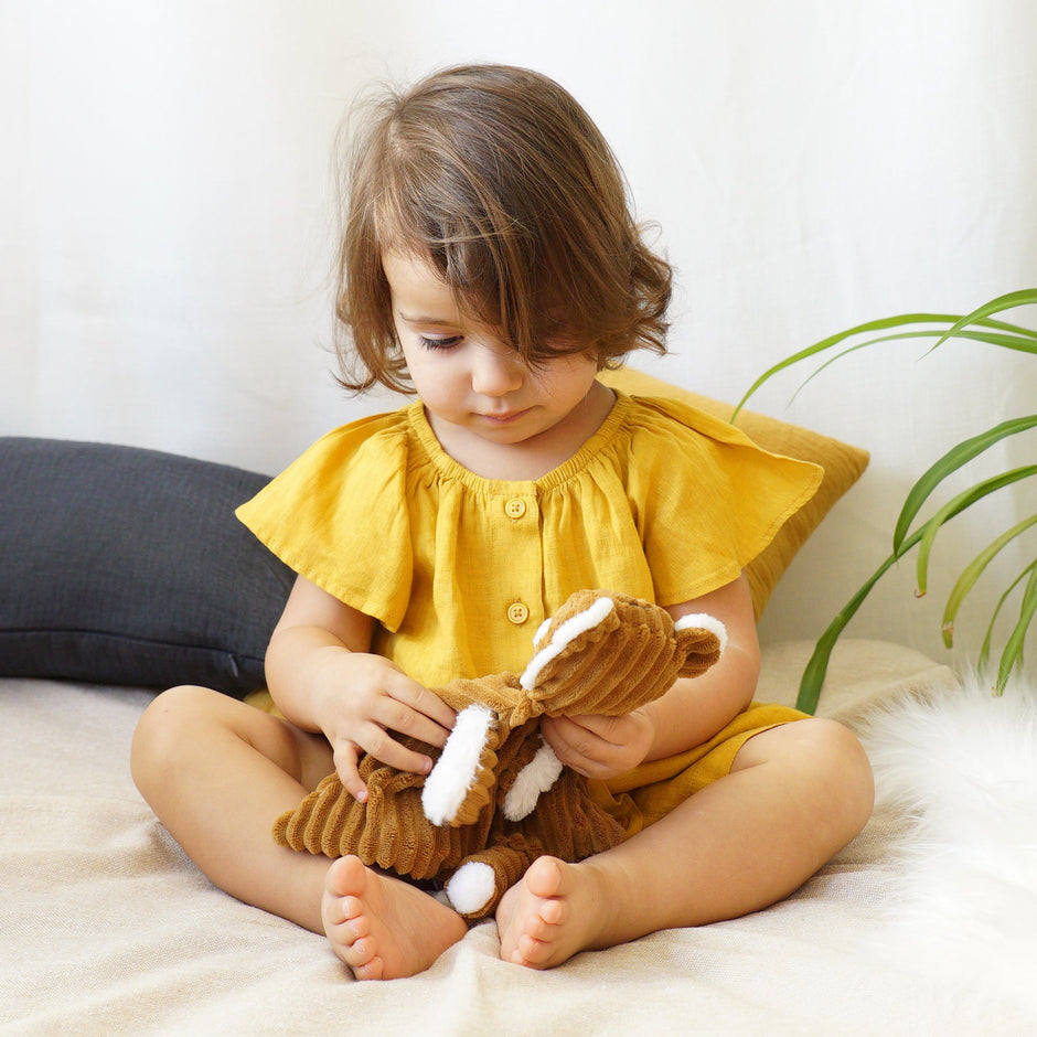 Kleinkind spielt mit braunem Schmusetuch aus Cordstoff – Kuscheltier Tiger/Reh von BabyLions®, weiches Schmusetuch für Babys ab Geburt