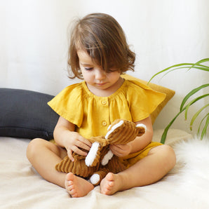 Kleinkind spielt mit braunem Schmusetuch aus Cordstoff – Kuscheltier Tiger/Reh von BabyLions®, weiches Schmusetuch für Babys ab Geburt