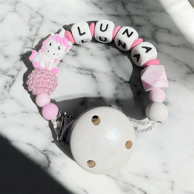 Schnullerkette im Einhorn-Design in Rosa mit personalisiertem Namen und Holzclip