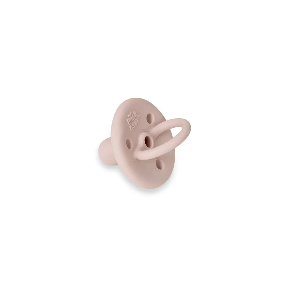 Rückansicht des altrosa Silikon Schnullers von Interbaby mit Belüftungsöffnungen und ergonomischem Schild – aus 100 % lebensmittelechtem Silikon, BPA-frei und für Babys ab 0 Monaten geeignet.