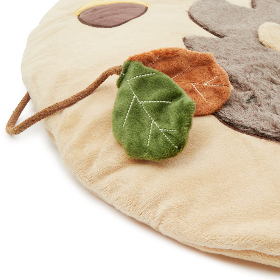 Weiche Baby Spieldecke Igel Piksi mit Blatt-Detail und strukturierten Stoffelementen