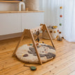 Spieldecke Igel Piksi von Bieco – weiche Baby Krabbeldecke mit Spielbogen