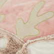Detail der Baby Spieldecke Reh Ella mit weichem Stoff und goldenem Geweih in Rosa