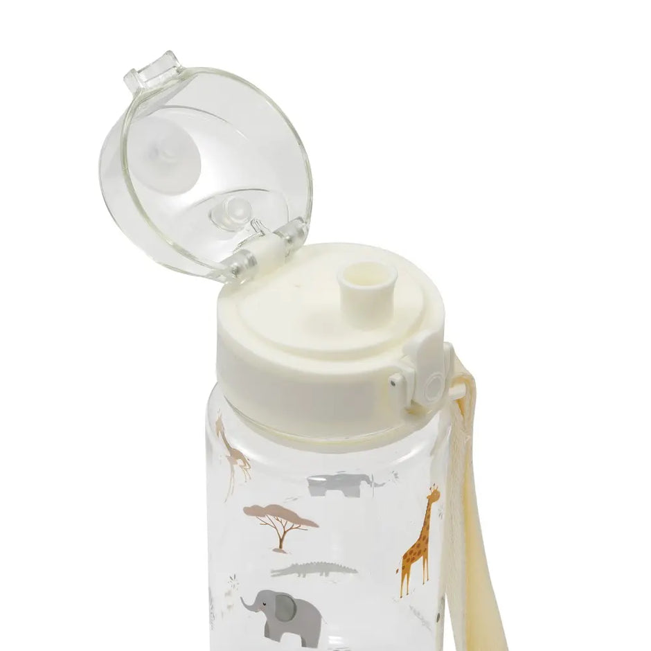 Geöffneter Trinkverschluss der 350 ml Tritan-Trinkflasche im cremefarbenen Safari-Design mit auslaufsicherem Klappdeckel.