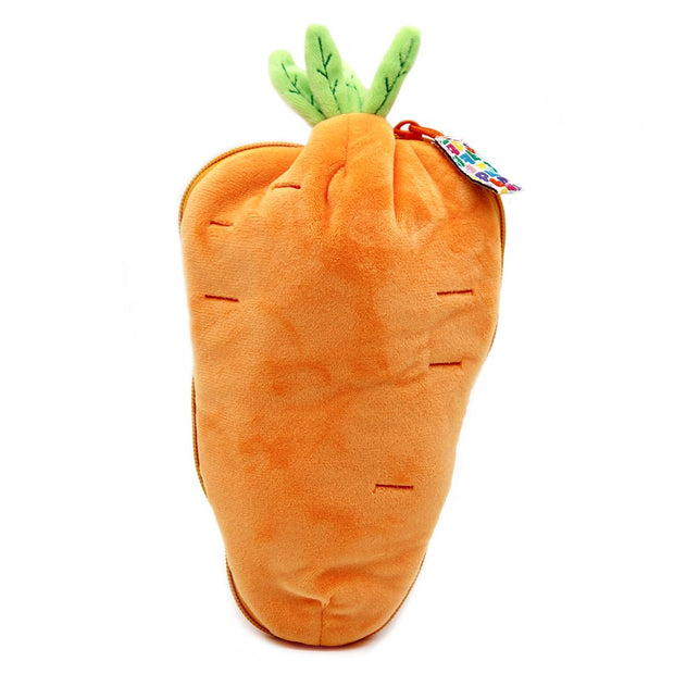 Orangefarbenes Plüschtier in Form einer Karotte mit aufgestickten Details und grünem Blattwerk oben, freigestellt auf weißem Hintergrund.