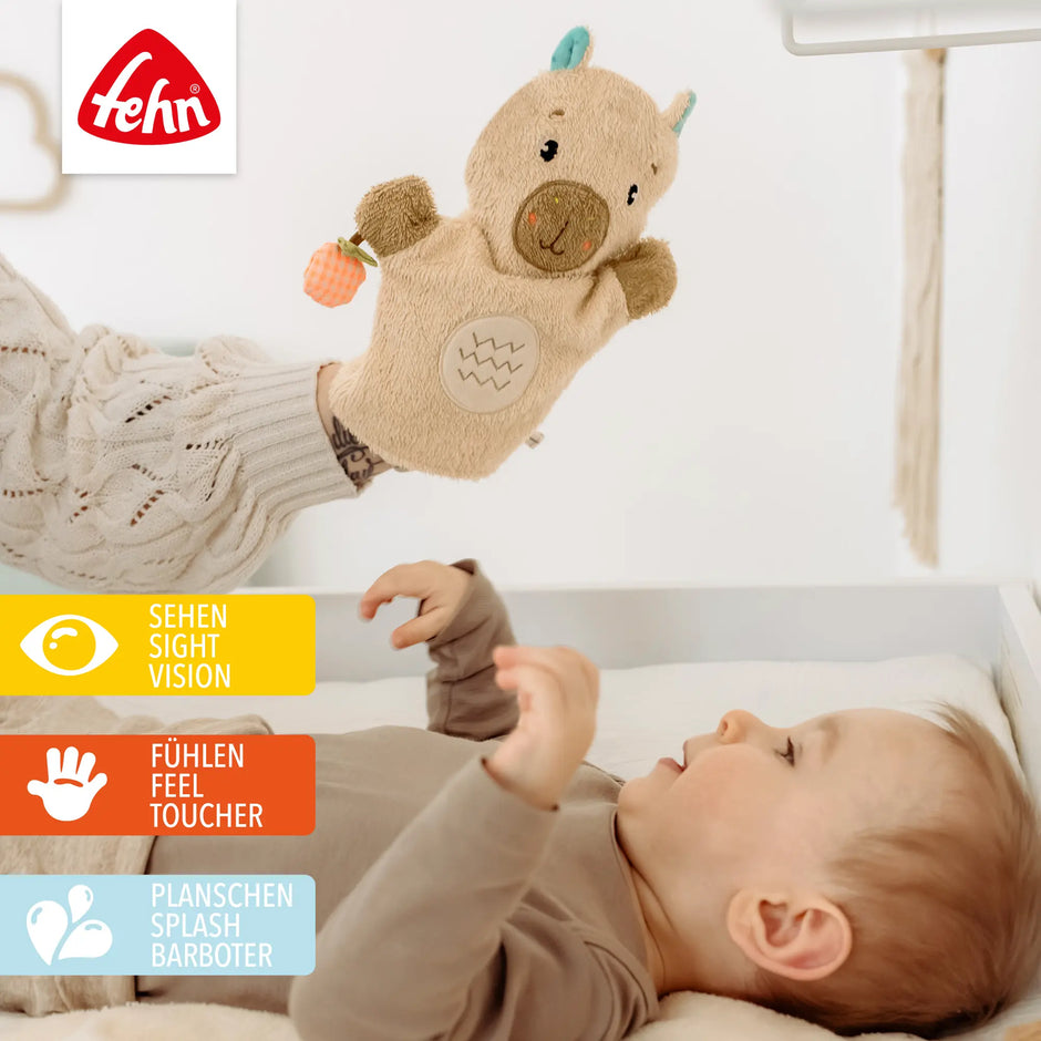 Baby Waschhandschuh Capybara in Anwendung beim Baden, fördert Fühlen und Sehen, ideal für spielerische Babypflege