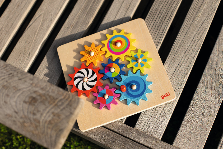 Zahnradspiel aus Holz von goki mit bunten Zahnrädern – Motorikbrett für Kinder
